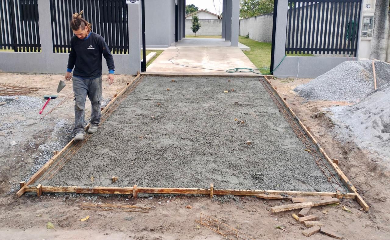 Concretagem da calçada em andamento