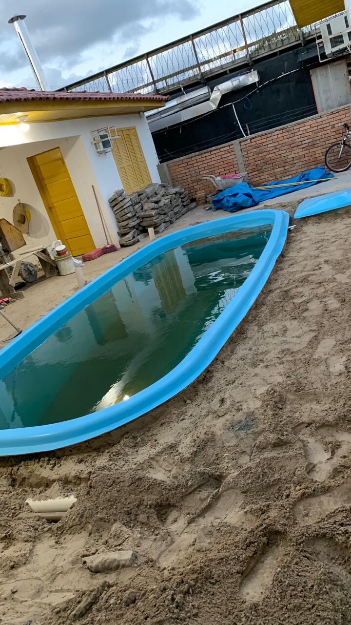 Piscina de fibra em fase de instalação
