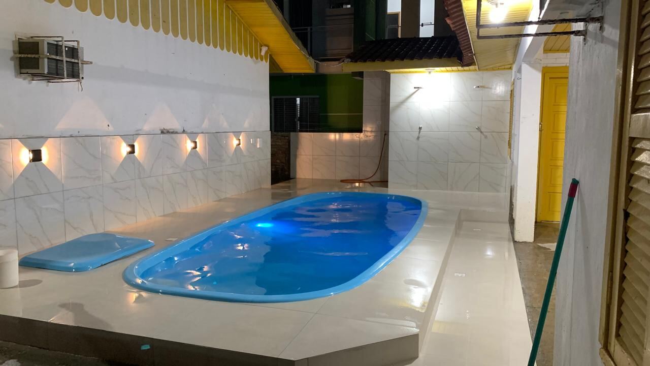 Piscina de fibra pronta, com iluminação e acabamento