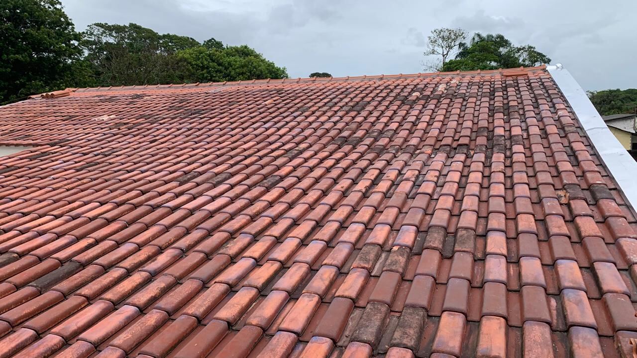 Telhado finalizado com telhas cerâmicas